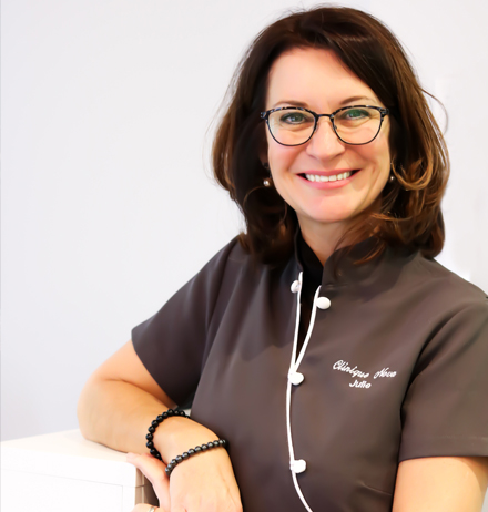 Joindre Julie Latreille esthéticienne | Clinique d'esthétique Növa | soins corps et visage à Québec